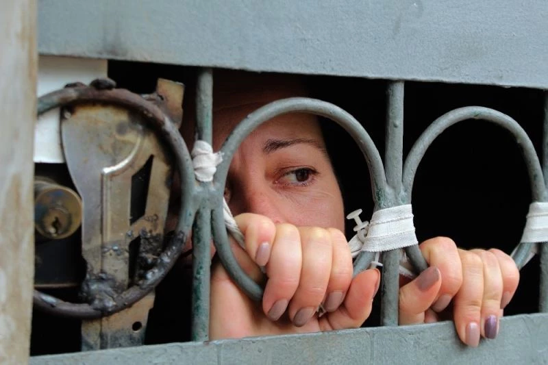 Ölmek istemeyen kadının elektronik kelepçe çığlığı
