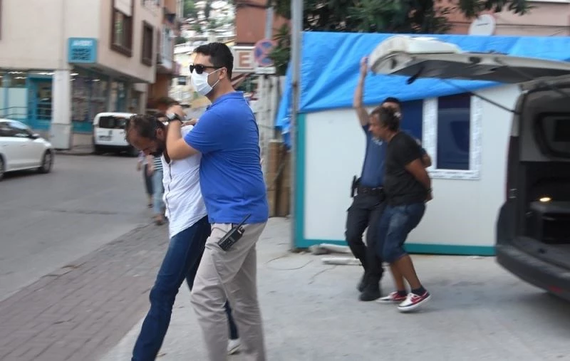 Şehrin göbeğinde çalıntı araçla polisten kaçmaya çalışan şahıslar köşeye sıkışınca yakalandı
