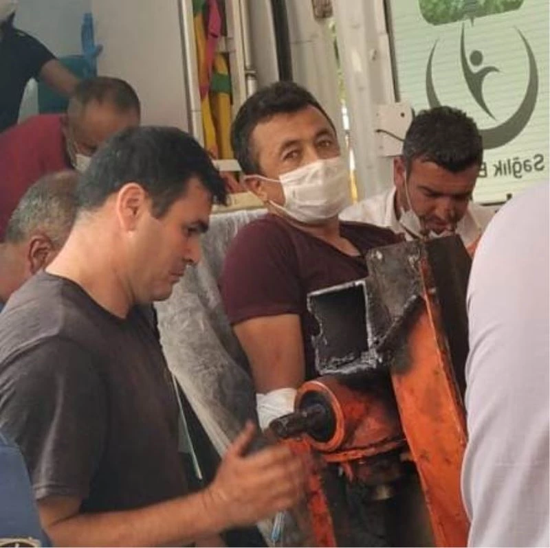 Silaj makinesine bacağını kaptırdı
