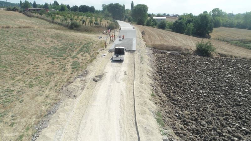 Karamürsel’de 4 mahalleyi birbirine bağlayan yol yenileniyor
