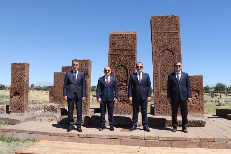 Vali Çağatay, kente gelen valilere Selçuklu Meydan Mezarlığını gezdirdi
