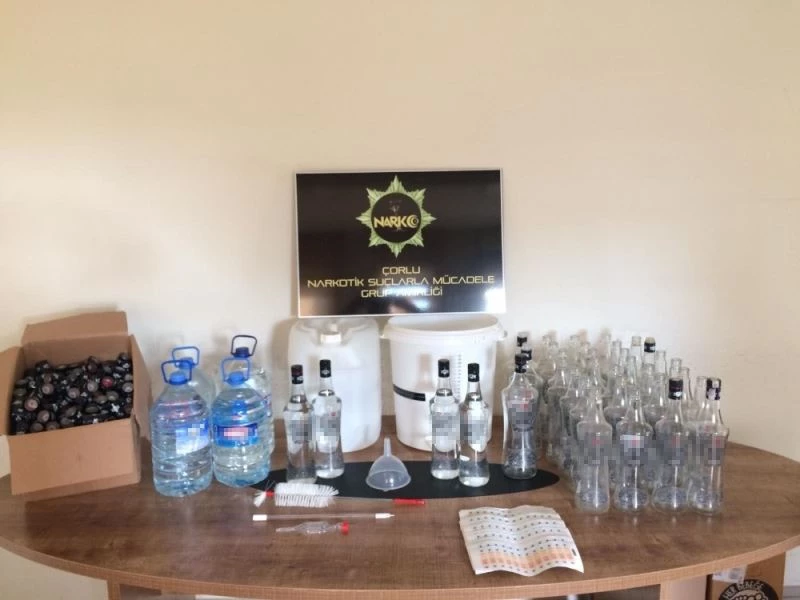 Evini rakı imalat atölyesine çevirmiş
