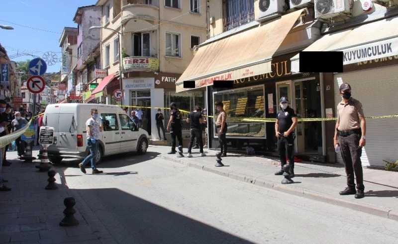 Kuyumcuyu soymaya çalışan şahıs, kendisine direnen iş yeri sahibini vurdu
