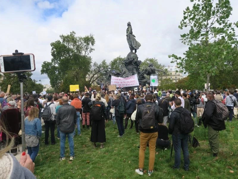 Paris’te maske takma zorunluluğu ve aşı yapılmasına karşı eylem düzenlendi
