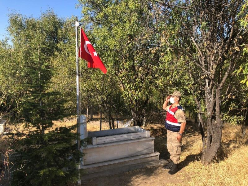 Elazığ’da Mehmetçik’ten şehitlik hassasiyeti
