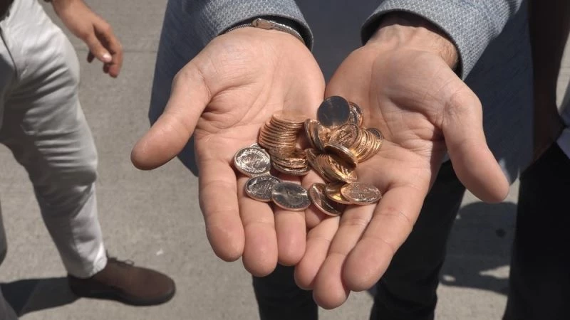 Aracında bulduğu altın dolu poşetin sahibini bulamayınca polise teslim etti
