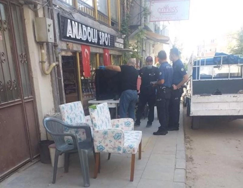 Önce çaldı, ardından çaldığı yere çay içmeye geldi
