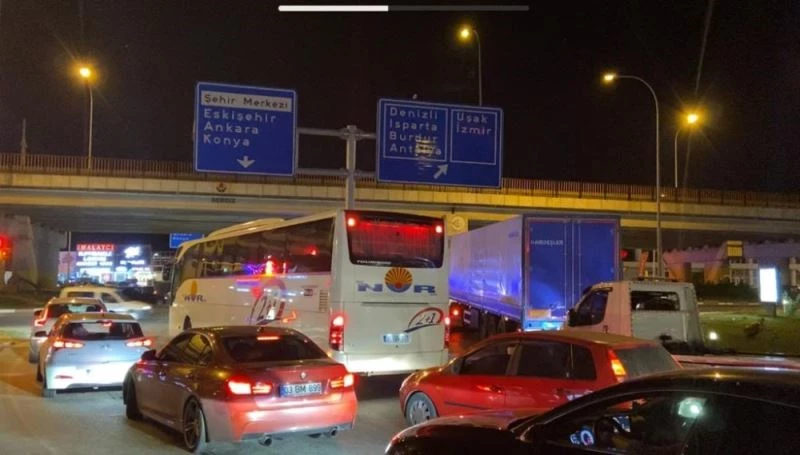 Tatil dönüşünü son saatlere bırakanlar uzun araç kuyrukları oluşturdu
