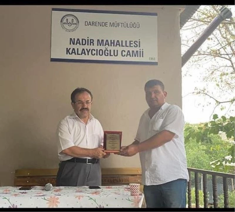 Çeyrek asırdan fazla aynı yerde imamlık yapan din görevlisine plaketli uğurlama
