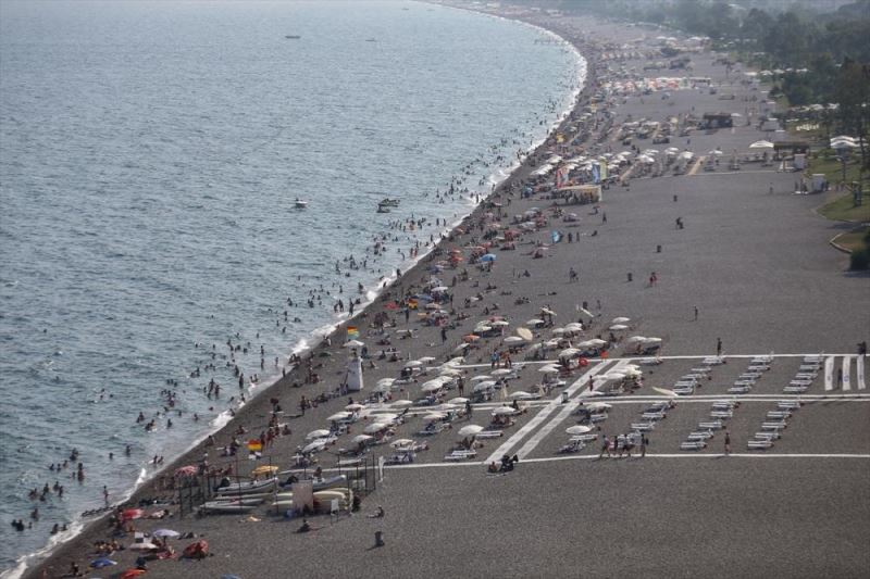 Antalya sahillerinde bayram tatili yoğunluğu devam ediyor