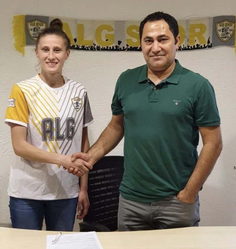 Ebru Topçu yuvada kaldı
