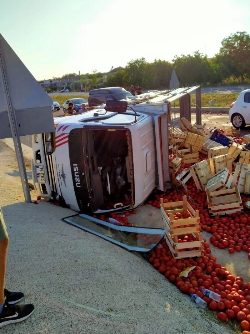 Domates yüklü kamyonetin devrilme anı kamerada
