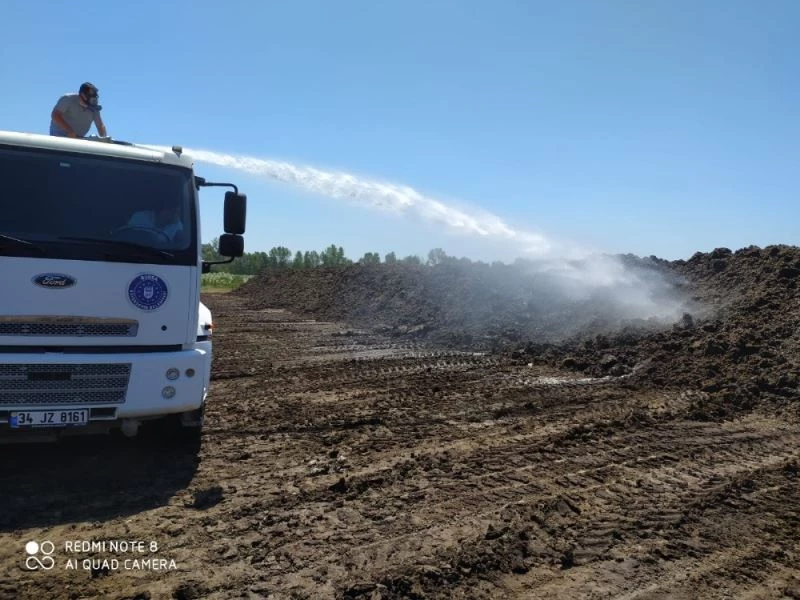 Kurban atıklarını etrafa saçtılar, ekipler müdahale etti
