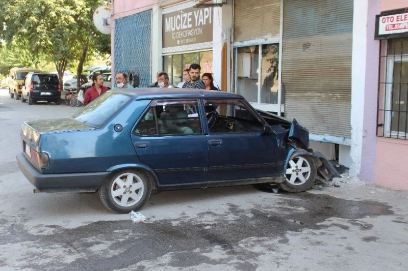 Bir anlık dalgınlıkla dükkana daldı: 2 yaralı
