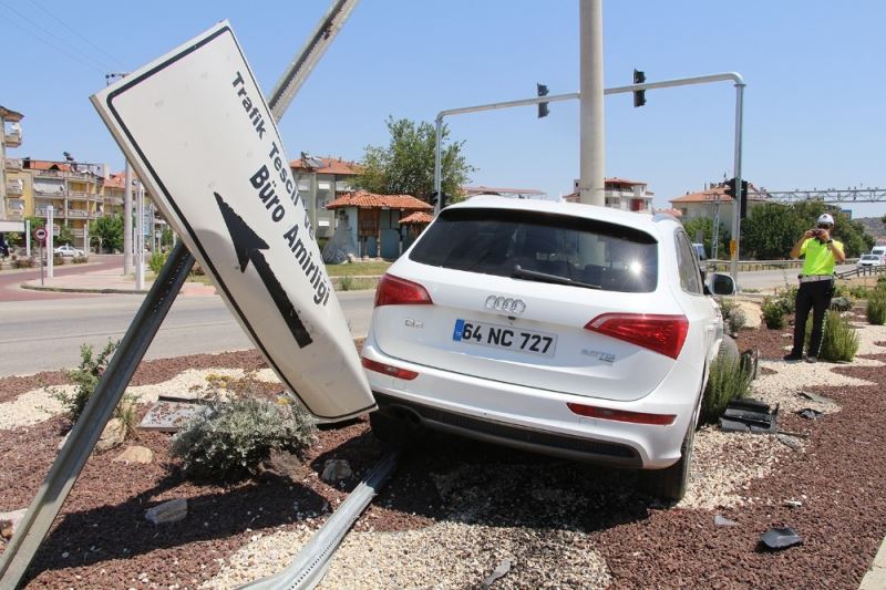 Kaza yapan otomobil ters şeritte 150 metre savruldu: 3 yaralı
