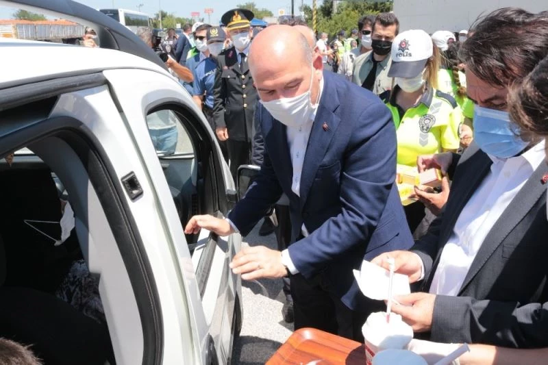 Yolculara Susurluk ayranı ikram eden Bakan Soylu: “Bayramda 5 günde 45 kişi öldü”
