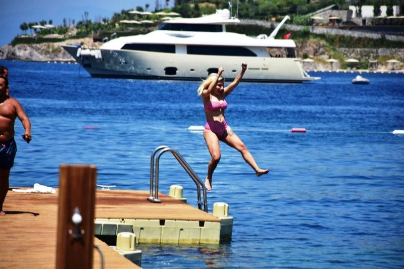 İrem Derici denizden çıkmak bilmedi
