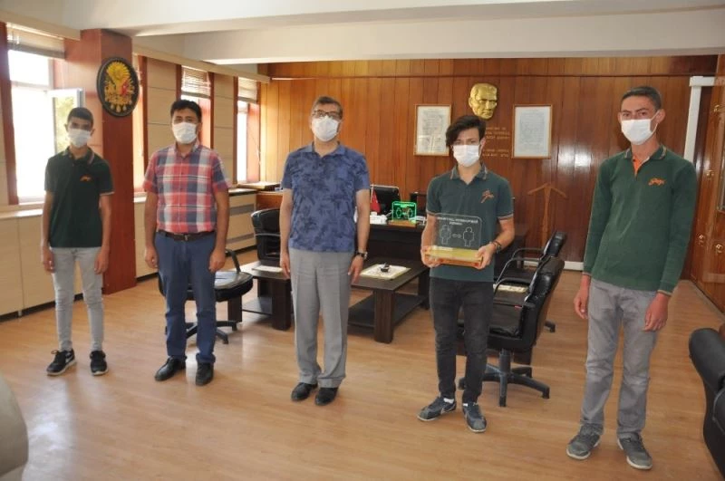 Öğrenciler yaptıkları sosyal mesafe cihazını Cumhurbaşkanı Erdoğan’a hediye edecek
