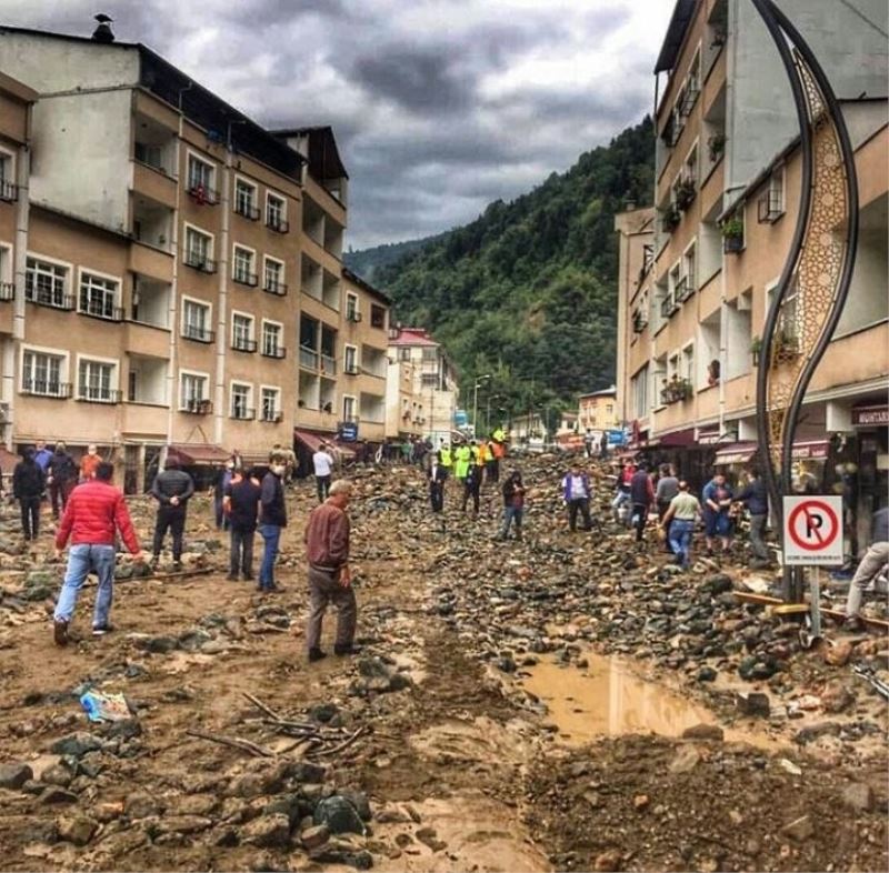 Dereli ilçe merkezinde 2 metre balçıkla kaplı olan ana cadde temizlendi, asfalt serildi
