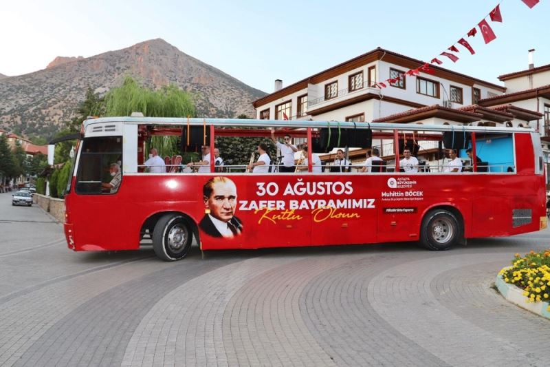 Antalya’da mobil otobüslerle Zafer Bayramı konserleri sürüyor
