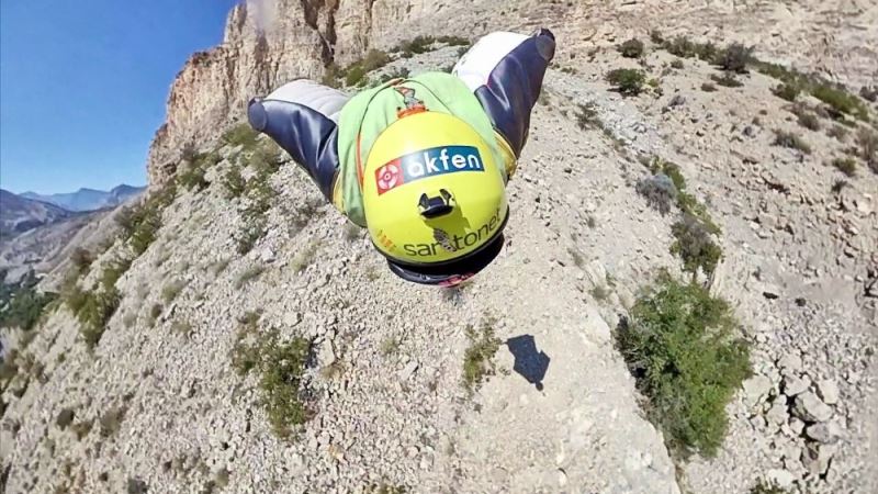 Profesyonel base jump sporcusu Cengiz Koçak, Zafer Bayramı’na özel bir atlayış gerçekleştirdi
