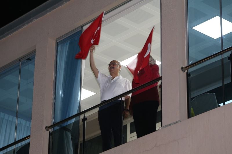 İzmirliler balkonlarından İstiklal Marşı okudu, Vali Köşger de eşlik etti
