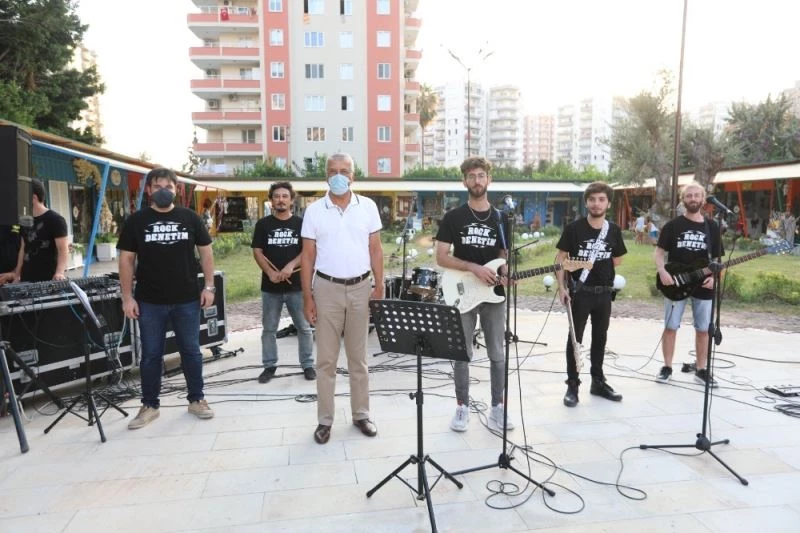 Mezitli Sanat Çarşısında Rock Denetim konseri
