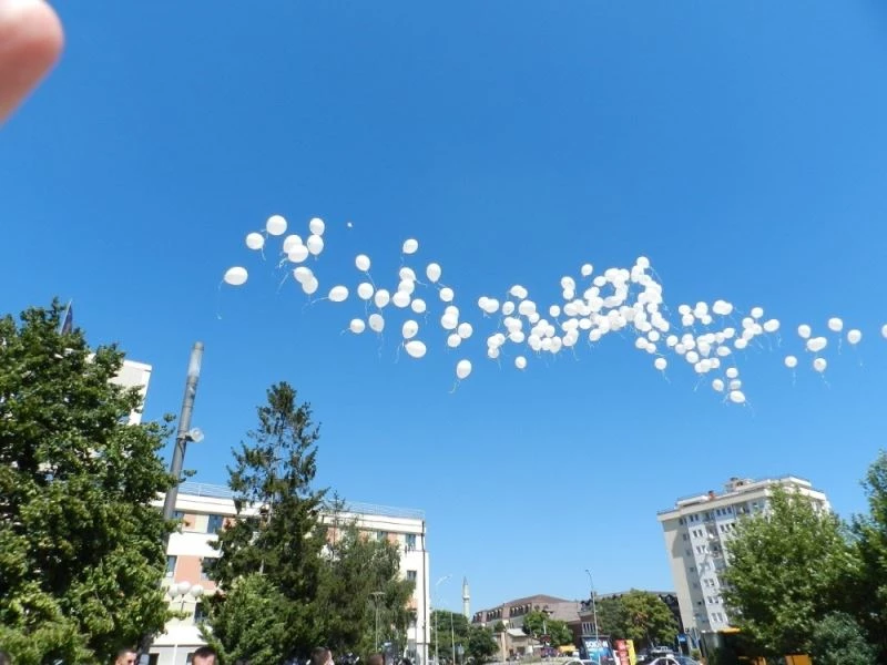 Kosova’da balonlar kayıp kişiler için uçuruldu
