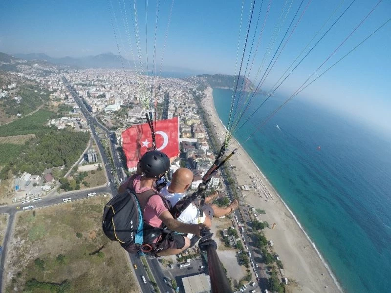 Alanya semalarında Türk bayrağı açılarak 30 Ağustos Zafer Bayramı kutlandı
