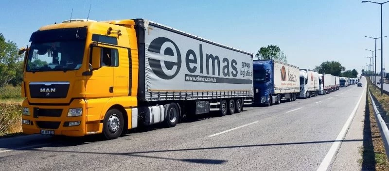 Sınır kapılarında kuyruğun ucu görünmüyor, günlerdir bekliyorlar
