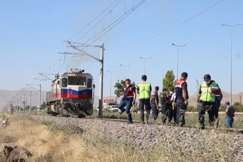 Lokomotif tren raylarında oturan gençlere çarptı: 1 ölü, 1 yaralı
