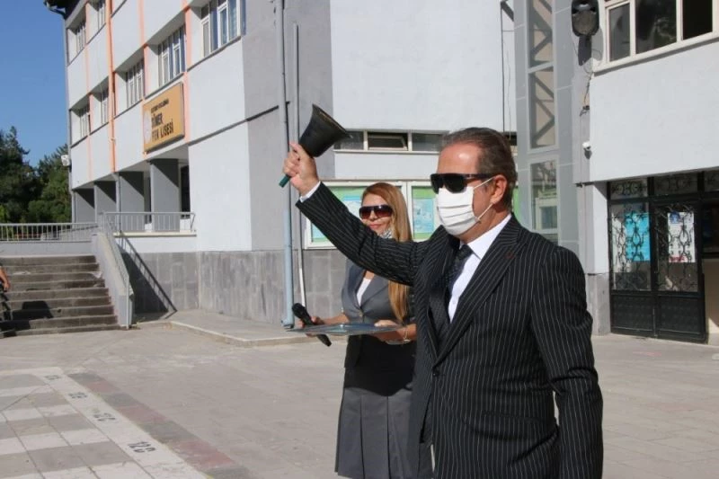 İlk ders zilini Milli Eğitim Müdürü Celalettin Ekinci çaldı
