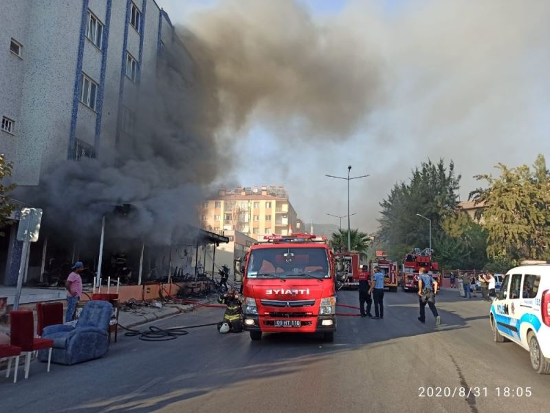 Büyükşehir İtfaiyesi mobilya mağazası yangına hızlıca müdahale etti
