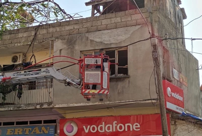 Evde ölü bulunan şahıs sökülen pencereden vinçle çıkarıldı

