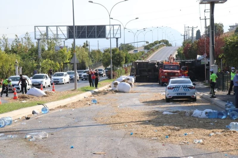 Mısır silajı yüklü kamyon su kamyonetine çarparak devrildi: 4 yaralı
