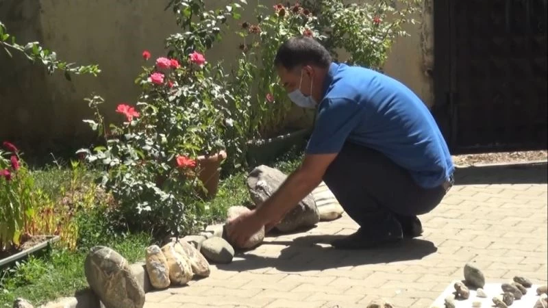 21 yıldır topladığı renkli taşlarla koleksiyon oluşturuyor
