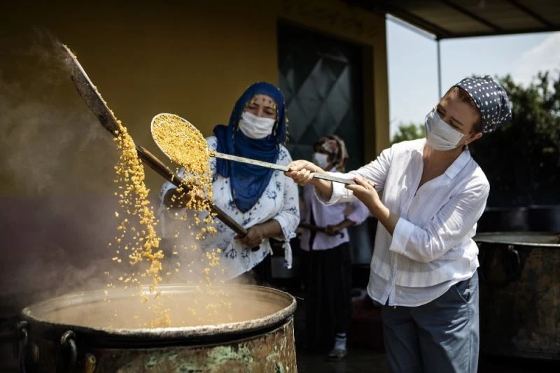 Atalık sarı buğday kazanlarda kaynadı, güneşin kollarına bırakıldı
