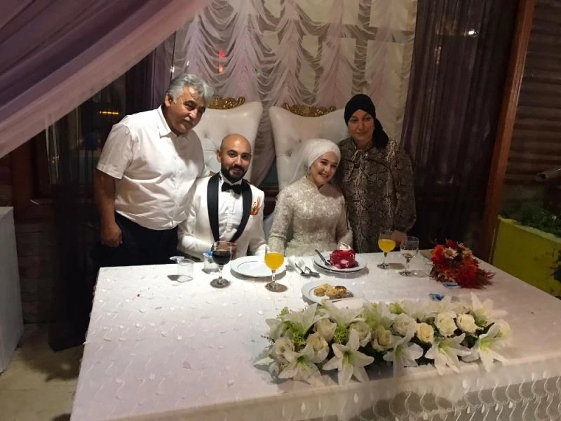 Kendi düğününde saz çalma hayalini gerçekleştirdi
