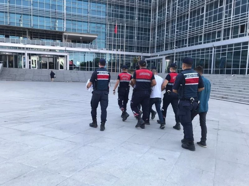 Jandarma, çiftçinin ürününü çalanlara göz açtırmıyor
