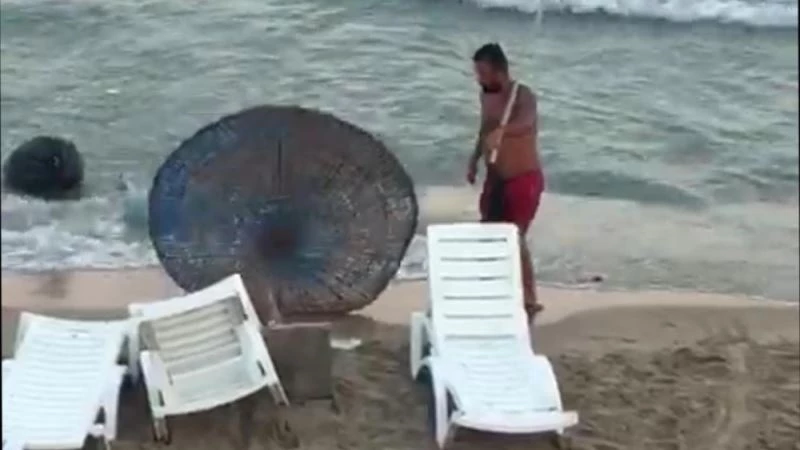 Dünyaca ünlü plajdaki tüm malzemeleri kıran şüpheli yakalandı
