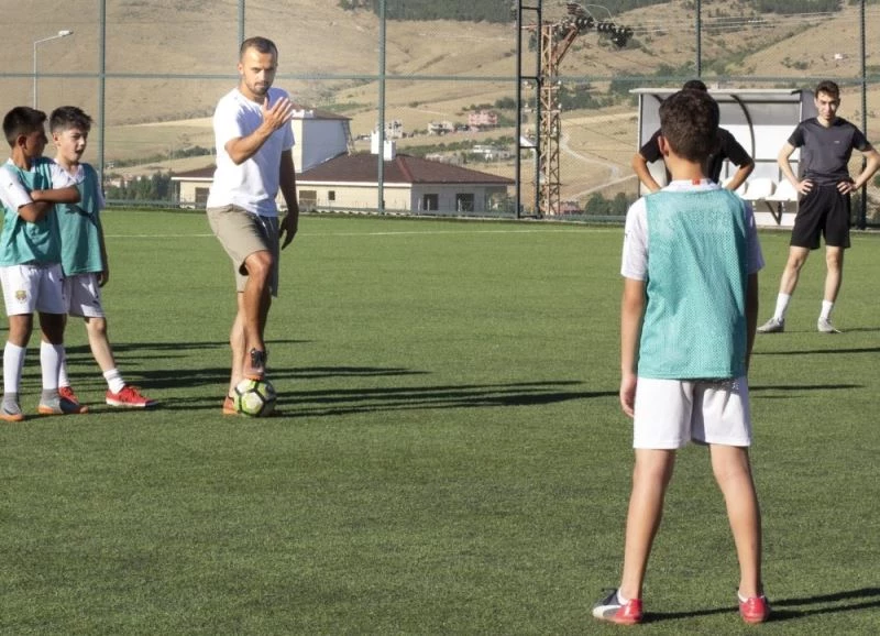 Süper Ligin golcü ismi yetiştiği takımın alt yapısını unutmadı
