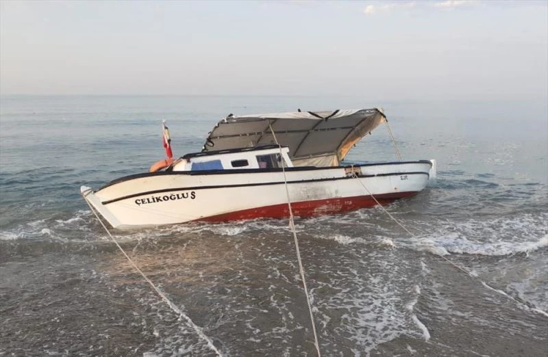 Kayalıklarda mahsur kalan amatör balıkçıyı, balıkçılar kurtardı