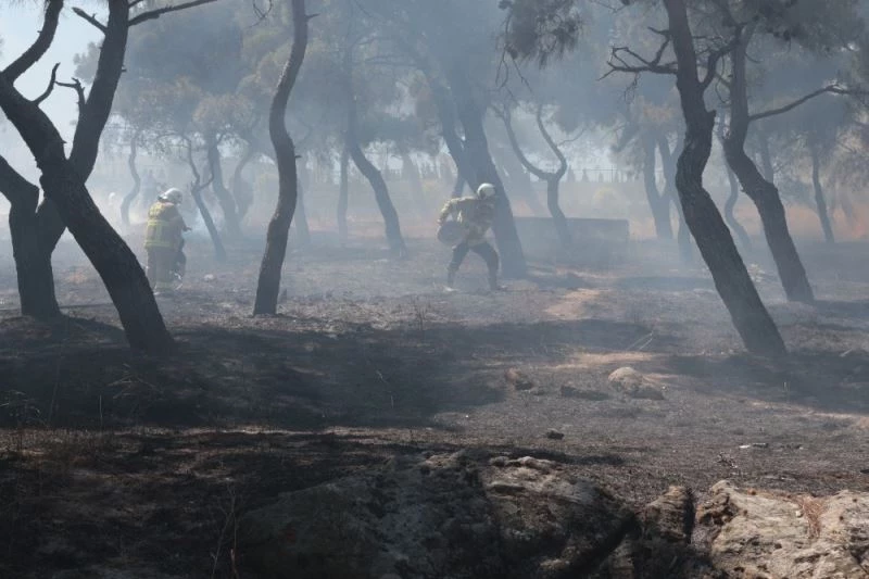 Yangın için polis ve vatandaşlar kovalarla seferber oldu

