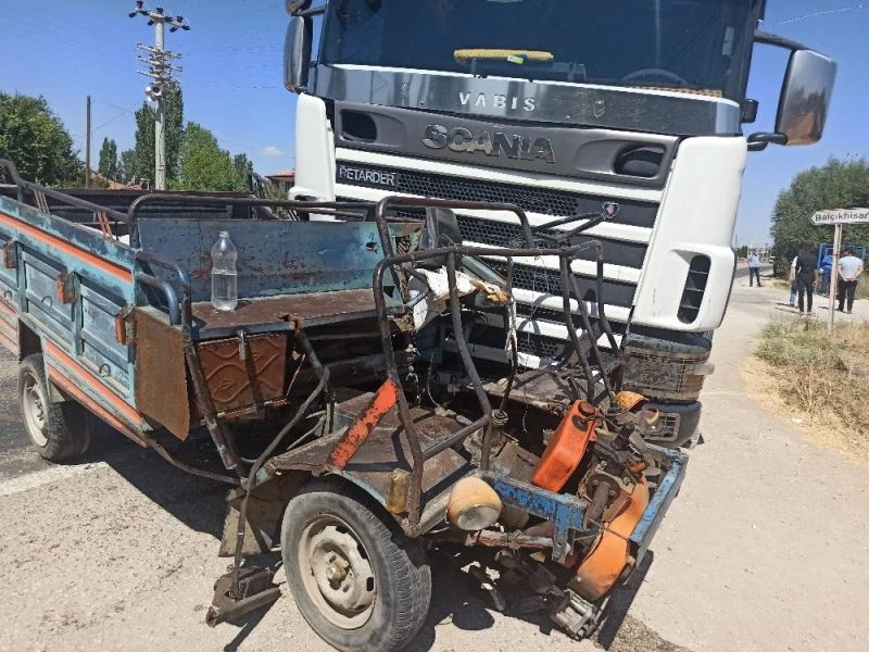 Tır ile çarpışan tarım aracındaki baba öldü, kızı ağır yaralandı
