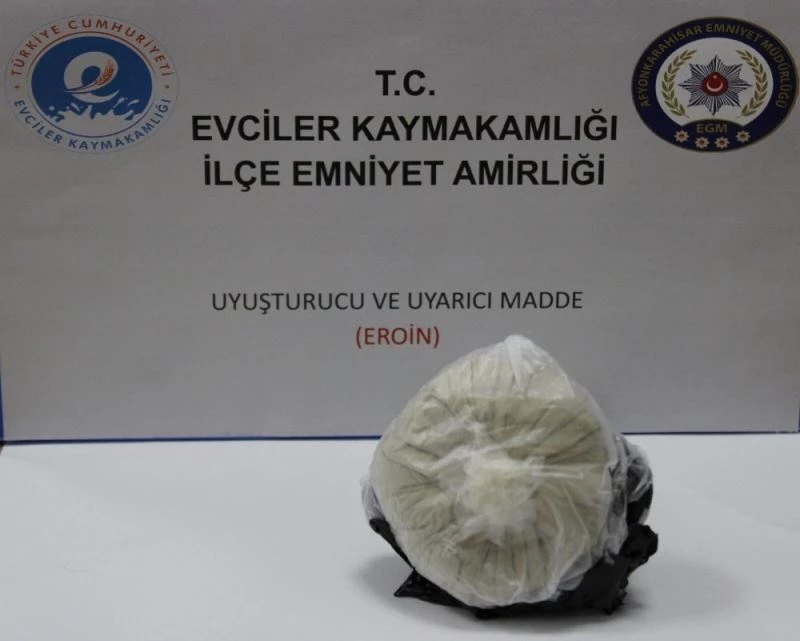 Takip edildiğini fark edince eroini otomobilden atarak kaçmak istedi
