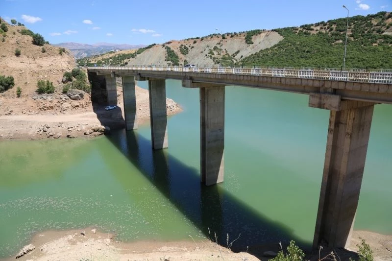 Gülistan, kodu 885 metreye düşürülen barajda aranıyor
