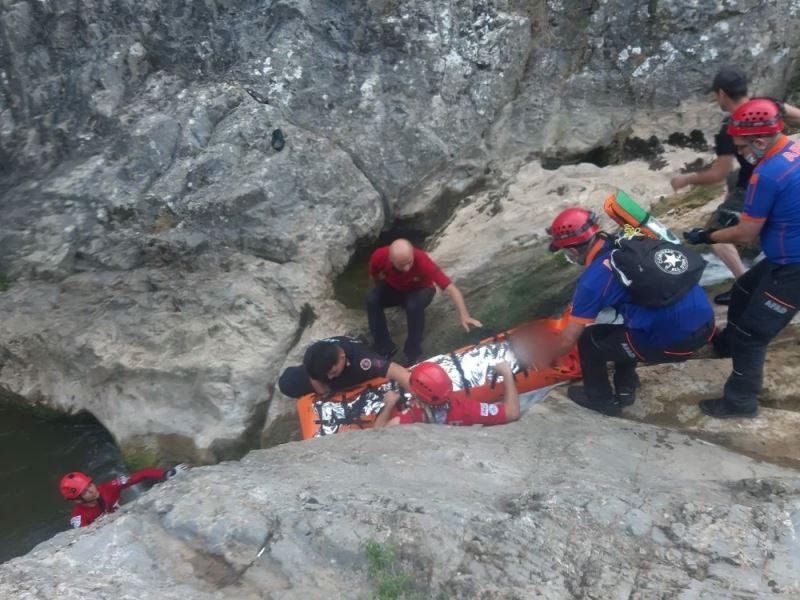 Yürüyüş yaparken kayalıklardan düşen kadın ekipler tarafından kurtarıldı
