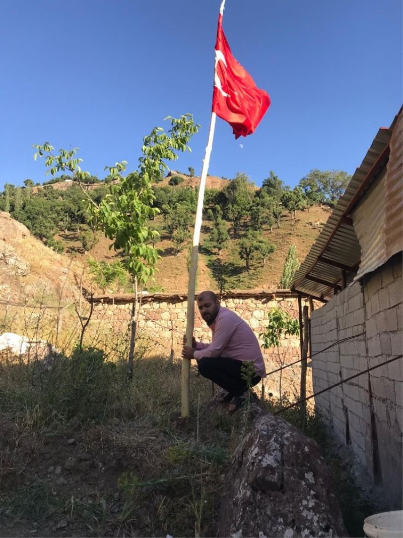 Yıllar sonra memleketine dönen vatandaş, köyün etrafını Türk bayrakları ile donattı
