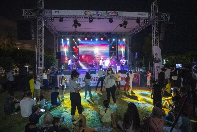 Mersinliler bayramda konsere doydu
