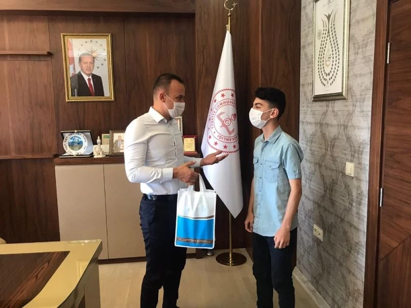 Ağrılı Yazılım Şampiyonu öğrenci Atılmış’tan Milli Eğitim Müdürü Tekin’e ziyaret
